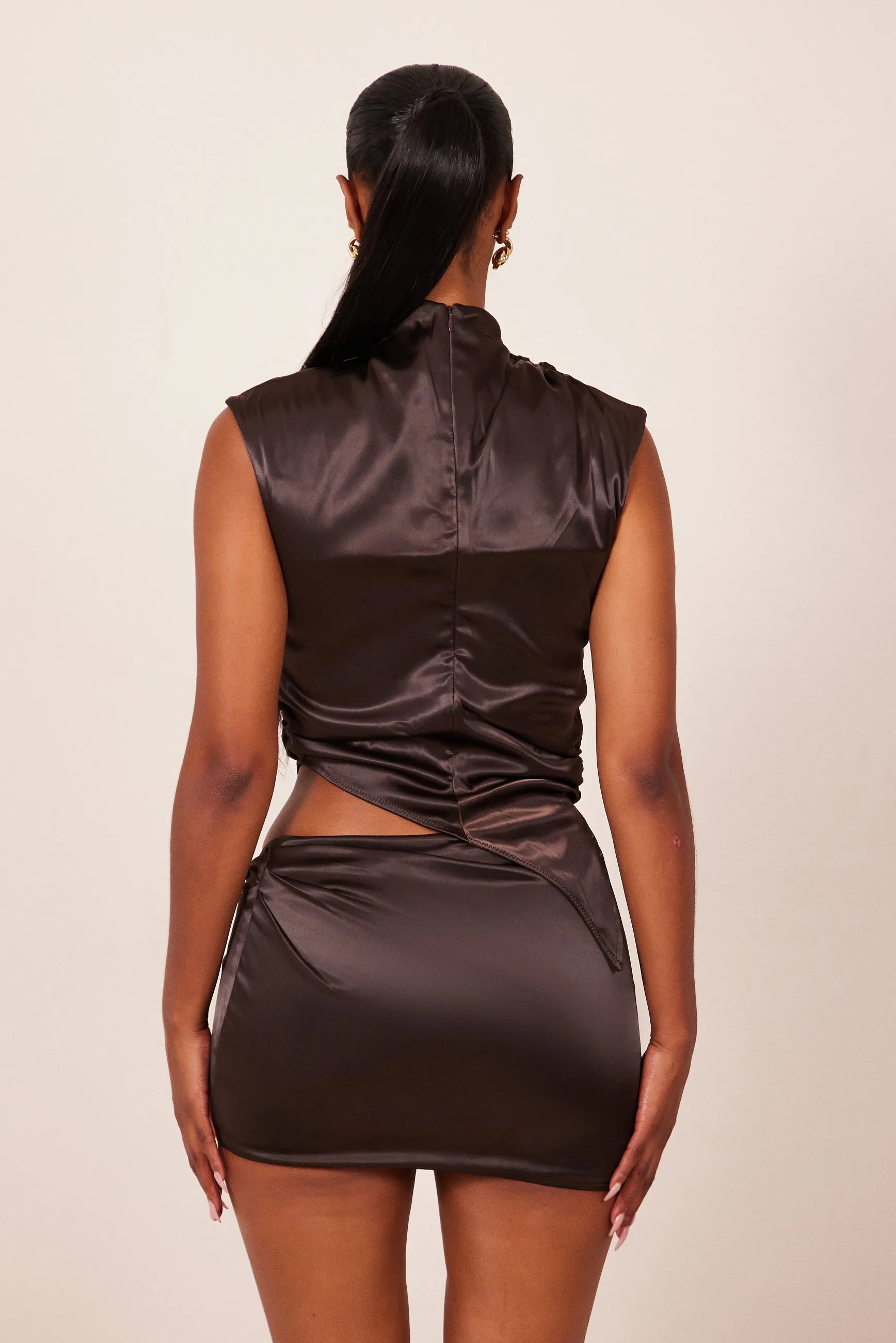 The high neck plated satin set - Brown